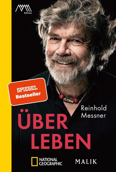 Das Buchcover zeigt ein Porträt von Reinhold Messner, der mit einem freundlichen Lächeln und einem Bart abgebildet ist. Der Hintergrund ist dunkel, während das Cover links eine auffällige gelbe Leiste enthält, auf der „SPIEGEL Bestseller“ in Rot steht. Der Titel „ÜBER LEBEN“ ist in großen, roten Buchstaben in der unteren rechten Ecke platziert. Unten rechts befindet sich das Logo des Malik Verlags. Die Atmosphäre des Covers strahlt Abenteuerlust und Lebensweisheit aus.