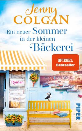 Ein neuer Sommer in der kleinen Bäckerei Das Buchcover zeigt eine charmante, kleine Bäckerei am Wasser, flankiert von bunten Booten. Die Fassade ist in sanften Blau- und Gelbtönen gehalten, mit dekorativem Streifenmuster am Vordach. Vor der Bäckerei steht eine gelbe Bank, auf der ein Vogel sitzt. Oben prangt der Titel „Ein neuer Sommer in der kleinen Bäckerei“ in stilvollem Blau, ergänzt durch den Namen „Jenny Colgan“ in lebhaftem Orange. Ein rotes Quadrat mit „SPIEGEL Bestseller“ rundet das Cover ab.