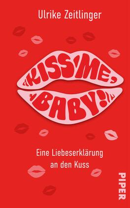 Kiss me, Baby! Das Buchcover zeigt einen auffälligen roten Hintergrund. In der Mitte befinden sich große, stilisierte Lippen, die in Weiß und Pink gefärbt sind. Der Titel „Kiss me, Baby!“ ist in einer verspielten Schriftart gestaltet und sticht hervor. Unterhalb des Titels steht in kleinerer Schrift die Beschreibung „Eine Liebeserklärung an den Kuss“. Das Verlagslogo „Piper“ ist in der unteren rechten Ecke platziert. Die Gesamtatmosphäre vermittelt eine lebendige und romantische Stimmung.