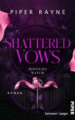 Shattered Vows Das Buchcover zeigt einen dunklen Hintergrund mit eleganten, violetten und schwarzen Farbtönen. In der Mitte steht der Titel „SHATTERED VOWS“ in großen, auffälligen Buchstaben, darunter der Untertitel „MIDNIGHT MANOR“. Ein geformter Schlüssel, der diagonal durch das Cover verläuft, wirkt geheimnisvoll. Auf der linken und rechten Seite sind zarte, rosa Schleifen platziert, die einen romantischen Akzent setzen. Am unteren Rand befindet sich der Schriftzug „ROMAN“, sowie die Autoreninformationen „PIPER RAYNE“.