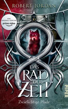 Das Rad der Zeit 10 Das Buchcover zeigt ein fantasievolles, metallisches Design mit einem zentralen, schlangenförmigen Symbol, das den Titel „Das Rad der Zeit“ umschließt. Im Hintergrund ist ein roter Fuchs abgebildet, der aus einer dunklen Umgebung hervorsticht. Die Farbpalette umfasst Blau- und Rottöne, die eine mysteriöse Atmosphäre schaffen. Der Autor Robert Jordan wird oben auf dem Cover genannt, während der Untertitel „Zwielichtige Pfade“ in großer, prägnanter Schrift unten platziert ist. Oben links befindet sich ein Hinweis auf die Originals-Serie bei Prime Video.
