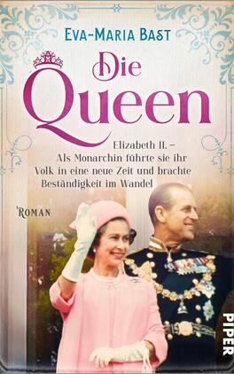Die Queen Das Buchcover zeigt ein historisches Porträt von Elizabeth II. in eleganter, pastellfarbener Kleidung, umgeben von einem ornamental verzierten, hellen Hintergrund. Der Titel „Die Queen“ ist in großen, geschwungenen, pinken Buchstaben gestaltet und hebt sich prominente ab. Darunter steht in kleinerer Schrift: „Elizabeth II. – Als Monarchin führte sie ihr Volk in eine neue Zeit und brachte Beständigkeit im Wandel“. Der Verweis „Roman“ ist ebenfalls sichtbar.