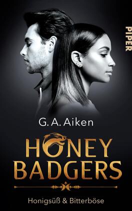 Honey Badgers Das Buchcover zeigt ein kontrastreiches Design in Schwarz-Weiß mit goldenen Akzenten. Die Profile eines Mannes und einer Frau sind nebeneinander platziert, was eine gewisse Spannung und Dynamik vermittelt. Unter den Bildern steht der Titel „HONEY BADGERS“ in auffälliger, luxuriöser Schrift. Darunter sind die Worte „Honigsüß & Bitterböse“ platziert. Der Autorenname „G. A. Aiken“ erscheint in kleinerer Schrift oberhalb des Titels. Das Cover strahlt eine moderne, mysteriöse Atmosphäre aus.