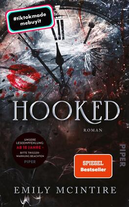Hooked Das Buchcover zeigt einen dramatischen, dunklen Hintergrund mit einem Bruchteil einer Uhr, deren Zeiger auf die Mitternacht hindeuten. Rote und schwarze Farbtöne vermitteln eine geheimnisvolle, spannungsgeladene Atmosphäre. Der Titel „HOOKED“ ist in großen, weißen Buchstaben zentral platziert, darunter steht „Roman“ in kleinerer Schrift. In der unteren Ecke befindet sich ein Kreis mit dem Text „Spiegel Bestseller“. Darüber ist ein Schriftzug „#tiktokmade“ in einem bunten Kasten platziert.