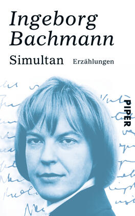 Simultan Das Buchcover zeigt ein Portrait von Ingeborg Bachmann in Graustufen, das sich rechts auf dem Cover befindet. Der Hintergrund ist leicht strukturiert und zeigt handschriftliche Notizen in blauen Farbtönen. Der Titel „Simultan“ und die Beschreibung „Erzählungen“ sind in schwarzer Schrift gesetzt, während der Name der Autorin prominent in größerer Schrift erscheint. Das Verlagslogo „PIPER“ ist klein und am rechten Rand platziert. Die Atmosphäre des Covers vermittelt eine elegante Schlichtheit und literarische Tiefe.