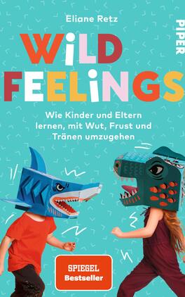 Wild Feelings Das Buchcover zeigt zwei Kinder, die bunte Tiermasken aufhaben und spielerisch miteinander interagieren. Die linke Figur trägt eine blaue Haifischmaske und ein rotes Oberteil, während die rechte Figur eine grüne Dinosauriermaske und ein gemustertes Shirt trägt. Der Hintergrund ist hellblau, wodurch die lebhaften Farben der Masken und Kleidung hervorgehoben werden. Der Titel „WILD FEELINGS“ steht prominent in fröhlichen, gelben und orangen Buchstaben in Großschrift, während der Untertitel in schlichterer Schrift darunter angeordnet ist. Oben ist der Name der Autorin „Eliane Retz“ und das Verlagslogo „PIPER“ zu sehen.