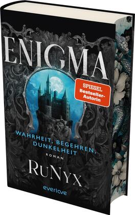 Enigma – Wahrheit, Begehren, Dunkelheit Das Buchcover zeigt einen dunklen Hintergrund, der an eine sternenklare Nacht erinnert. In der oberen Hälfte ist der Titel „ENIGMA“ in großer, silberner Schrift platziert, darüber der Name des Autors „RuNYX“ in ähnlichem Stil. Unter dem Titel stehen die Worte „Wahrheit. Begehren. Dunkelheit“ in kleinerer, eleganter Typografie. In der unteren rechten Ecke befindet sich ein blauer Button mit dem Text „VORLÄUFIGES COVER“. Die Gesamtatmosphäre vermittelt ein Gefühl von Mysterium und Spannung.