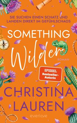 Something Wilder – Sie suchen einen Schatz und landen direkt im Gefühlschaos Das Buchcover zeigt einen leuchtend orangefarbenen Hintergrund mit verstreuten lila Blütenblättern, Kaktus, Kompass, Seil, grünes Chamäleon und florale Akzente. Titel „SOMETHING Wilder“ kombiniert weiße Großbuchstaben und eine handschriftliche Script-Schrift; Autorenname „CHRISTINA LAUREN“ erscheint in großen lila Versalien. Oben steht der Untertitel „Sie suchen einen Schatz und landen direkt im Gefühlschaos“, die Atmosphäre wirkt verspielt und sommerlich. Ein oranger Button mit weißer Schrift „SPIEGEL Bestseller-Autorin“ ist mittig platziert.