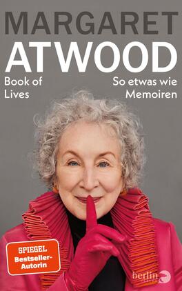 Book of Lives Das Buchcover zeigt ein Porträt von Margaret Atwood, die mit verschränkten Fingern vor dem Mund lächelt und auf eine geheimnisvolle Weise zum Schweigen auffordert. Sie trägt eine auffällige, hellrote Jacke mit großen Falten, die mit einem dunklen Hintergrund kontrastiert. Der Titel „ATWOOD“ steht in großen, grauen Buchstaben mittig oben, während der Untertitel „So etwas wie Memoiren“ in kleinerer Schrift darunter platziert ist. Am unteren Rand befindet sich der Hinweis „SPIEGEL Bestseller-Autorin“.