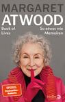 Das Buchcover zeigt ein Porträt von Margaret Atwood, die mit verschränkten Fingern vor dem Mund lächelt und auf eine geheimnisvolle Weise zum Schweigen auffordert. Sie trägt eine auffällige, hellrote Jacke mit großen Falten, die mit einem dunklen Hintergrund kontrastiert. Der Titel „ATWOOD“ steht in großen, grauen Buchstaben mittig oben, während der Untertitel „So etwas wie Memoiren“ in kleinerer Schrift darunter platziert ist. Am unteren Rand befindet sich der Hinweis „SPIEGEL Bestseller-Autorin“.