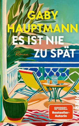 Es ist nie zu spät Das Buchcover zeigt eine sonnige, mediterran anmutende Balkonszene mit türkis-blauem Meerblick, Palmenblättern und buntem Terrassenmobiliar: ein gelber Liegestuhl, ein rundes Tischchen mit Karaffe und Glas sowie ein gestreifter Teppich. Oben groß „GABY HAUPTMANN“ in gelber Großschrift, darunter fett weißer Titel „ES IST NIE ZU SPÄT“. Links in orange kursiv „Roman“, unten ein rotes Badge „SPIEGEL Bestseller-Autorin“.