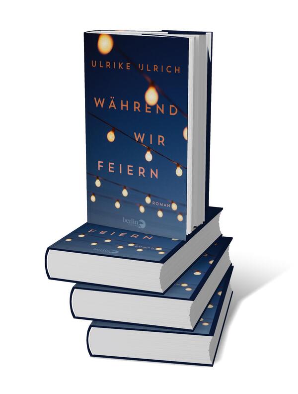 Bücherstapel des Buches „Während wir feiern“