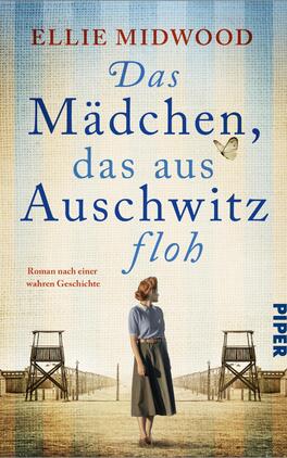 Das Mädchen, das aus Auschwitz floh Das Buchcover zeigt oben den Autorennamen Ellie Midwood in roter Großschrift, darunter den Titel „Das Mädchen, das aus Auschwitz floh“ in großer blauer Seriftypografie, darunter klein die Zusatzzeile „Roman nach einer wahren Geschichte“. Vor einem sandig-beigen bis blassblauen Himmel steht eine Frau in 1940er-Kleidern mit dem Rücken zur Betrachterin, im Vordergrund Stacheldrahtzäune und Wachtürme; ein Schmetterling neben dem Titel vermittelt stille Hoffnung.