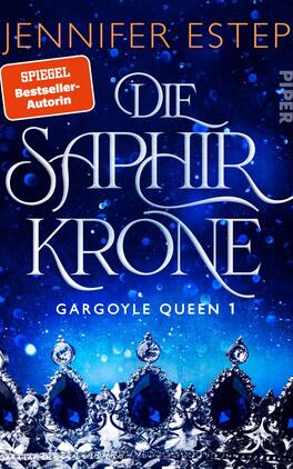 Die Saphirkrone Das Buchcover zeigt einen tiefblauen Hintergrund, der mit funkelnden Lichtern versehen ist. Im Vordergrund thront eine majestätische Krone, verziert mit großen, leuchtenden Saphiren. Der Titel „Die Saphirkronen“ präsentiert sich in geschwungener, eleganter Schriftart. Oben links befindet sich ein rotes Banner mit dem Hinweis „SPIEGEL-Bestseller-Autorin“. Unter dem Titel steht klein „Gargoyle Queen 1“. Die Atmosphäre des Covers wirkt mystisch und königlich.