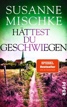 Hättest du geschwiegen Das Buchcover zeigt eine ländliche Szenerie mit einem langen, verschlungenen Weg, der zu einer Kirche mit spitzem Kirchturm führt. Der Himmel ist in intensiven Grüntönen gehalten, während der Vordergrund von einer lebhaften lila Farbgebung dominiert wird. Der Titel „HÄTTEST DU GESCHWIEGEN“ in großen, auffälligen Buchstaben steht oben, gefolgt von der Autorin Susanne Mischke. In der unteren rechten Ecke befindet sich ein oranger Button mit der Aufschrift „SPIEGEL Bestseller – Jetzt als Taschenbuch“, das das Buch als erfolgreich kennzeichnet.