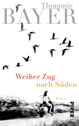 Weißer Zug nach Süden Das Buchcover zeigt einen überwiegend in Schwarz-Weiß gehaltenen Hintergrund mit schwebenden Vögeln. Im Vordergrund fährt eine Person auf einem Roller. Der Titel „Weißer Zug nach Süden“ ist in orangefarbener Schrift gestaltet, während der Autor „Thommie Bayer“ in großen grauen Buchstaben über dem Titel steht. Am unteren Rand befindet sich der Hinweis „Roman“ in kleinerer Schrift. Die Komposition vermittelt eine Atmosphäre von Freiheit und Abenteuer.