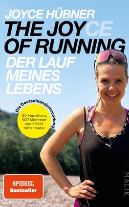 The Joy(ce) of Running – Der Lauf meines Lebens Das Buchcover zeigt eine sportliche Frau mit lächelndem Gesicht, die in einem natürlichen, sonnigen Umfeld steht. Sie trägt ein schwarzes Oberteil und eine Sonnenbrille. Der Titel „THE JOYCE OF RUNNING“ ist in großen, hellen Buchstaben platziert, während darunter in kleinerer Schrift „DER LAUF MEINES LEBENS“ steht. Zusätzlich sind Informationen zur Deutschlandumrundung in einem gelben Kreis hervorgehoben: „120 Marathons, 5127 Kilometer und 69 656 Höhenmeter“. Das Cover strahlt Energie und Lebensfreude aus.