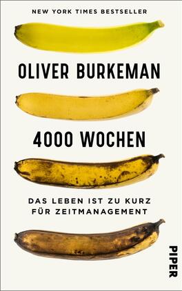 4000 Wochen Das Buchcover zeigt vier Bananen in unterschiedlichen Reifegraden, angeordnet von oben nach unten, mit einer leuchtend gelben Banane zuoberst und einer braunen Banane ganz unten. Der Titel „4000 Wochen“ ist in großen, markanten Buchstaben in Schwarz platziert, während darüber der Name des Autors „OLIVER BURKEMAN“ ebenfalls in Schwarz steht. Der Untertitel „DAS LEBEN IST ZU KURZ FÜR ZEITMANAGEMENT“ ergänzt den Titel in einer etwas kleineren Schriftgröße. Der Hintergrund ist hell und schlicht gehalten, was die Farben der Bananen betont.