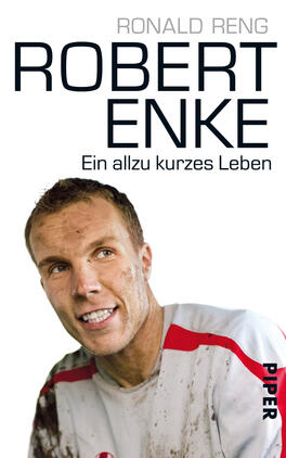 Robert Enke Das Buchcover zeigt ein Porträt von Robert Enke, einem Fußballspieler, mit einem freundlichen, aber nachdenklichen Ausdruck. Er trägt ein leicht verschmutztes Trikot, was auf den Sport hinweist. Der Hintergrund ist hell und unscharf, wodurch der Fokus auf Enke liegt. Der Titel „ROBERT ENKE“ ist in großen, dunkelblauen Buchstaben am oberen Rand angeordnet, gefolgt von „Ein allzu kurzes Leben“ in kleinerer Schrift darunter. Der Name des Autors „RONALD RENG“ steht in ähnlichem Stil oben.