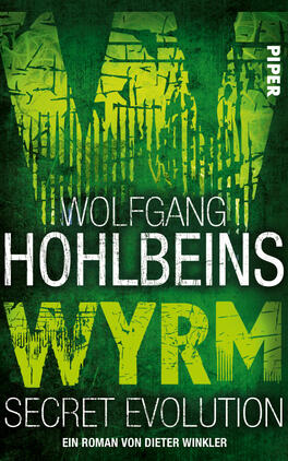 Wolfgang Hohlbeins Wyrm. Secret Evolution Das Buchcover zeigt einen kraftvollen, grafischen Hintergrund in verschiedenen Grüntönen, die eine düstere und geheimnisvolle Atmosphäre erzeugen. Darauf sind der Titel „WYRM“ und der Untertitel „Secret Evolution“ in auffälliger, großer Typografie zu sehen. Der Name des Autors, „Wolfgang Hohlbein“, ist ebenfalls prominent platziert. Der Schriftzug ist in weißen und hellgrünen Farben gehalten, was einen starken Kontrast zu dem dunkleren Hintergrund bildet.