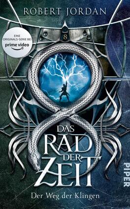 Das Rad der Zeit 8 Das Buchcover zeigt im Zentrum ein eindrucksvolles, schlangenförmiges Design, das einen Kreis bildet, mit einem leuchtend blauen Hintergrund, auf dem statisches Licht aufblitzt. Inmitten der Schlange steht eine silhouettenhafte Figur, die einen kämpferischen Eindruck vermittelt. Der Titel „DAS RAD DER ZEIT“ ist in einer markanten, modernen Schrift in Weiß platziert, darunter der Untertitel „Der Weg der Klingen“. Oben links befindet sich ein Hinweis auf die Prime Video-Serie.