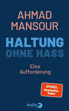 Haltung ohne Hass Das Buchcover zeigt einen dunkelblauen Hintergrund mit dem Autorennamen Ahmad Mansour oben in großen, korallenrosa Großbuchstaben. Zentral steht der Titel in gestaffelter Typografie: „HALTUNG“ in kräftigem Hellblau, darunter „OHNE HASS“ in dunklerem Blau. Darunter die kleinere Unterzeile „Eine Aufforderung“ in Korallenrosa. Rechts unten ein orange-roter Button mit weißer Schrift „SPIEGEL Bestseller-Autor“. Sachlich, nüchtern und eindringlich.