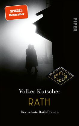 Rath Das Buchcover zeigt eine düstere, schwarz-weiße Szenerie mit einem Pärchen, das sich in einem nebligen Stadtbild umarmt. Die Lichtquellen erzeugen eine geheimnisvolle Atmosphäre. Auf der linken oberen Seite befindet sich ein rotes Feld mit dem Aufdruck „SPIEGEL Bestseller“. Der Titel „RATH“ ist in goldener Typografie prominent platziert, darunter steht der Autorenname „Volker Kutscher“. Am unteren Rand wird vermerkt: „Der zehnte Rath-Roman“. Im Hintergrund sind schemenhafte Silhouetten von Gebäuden zu erkennen.