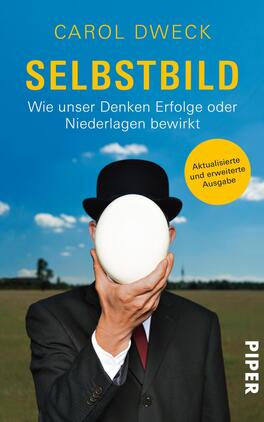 Selbstbild Das Buchcover zeigt einen Mann im schwarzen Anzug und Melone, der ein Ei vor sein Gesicht hält. Der Hintergrund ist eine weite Landschaft unter einem blauen Himmel mit einigen Wolken. Der Titel „SELBSTBILD“ ist in großen gelben Buchstaben oben platziert, gefolgt von dem Untertitel „Wie unser Denken Erfolge oder Niederlagen bewirkt“ in kleinerer Schrift. Auf der rechten Seite ist ein gelber Kreis mit dem Hinweis „Aktualisierte und erweiterte Ausgabe“. Unten links befindet sich das Verlagslogo „PIPER“.