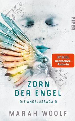 Zorn der Engel Das Buchcover zeigt das Gesicht einer blassen, traumhaft wirkenden Frau mit geschlossenen Augen. Künstlich gestaltete, farbige Engelshandflügel erstrecken sich von der linken Seite, in sanften Farbverläufen von Blau über Rosa bis Gelb. Der Titel „ZORN DER ENGEL“ steht prominent in großen, türkisfarbenen Buchstaben am unteren Rand. Darunter befindet sich der Untertitel „DIE ANGELUSSAGA 2“ in kleinerer Schrift. Der Name der Autorin, Marah Woolf, ist am unteren Rand in einer eleganten Schriftart platziert. Ein rotes Kästchen trägt den Hinweis „SPIEGEL Bestseller-Autorin“.