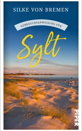 Gebrauchsanweisung für Sylt Das Buchcover zeigt eine malerische Landschaft von Sylt mit sanften Sanddünen im Vordergrund und einem ruhigen, blauen Himmel, der in warme Sonnenuntergangsfarben übergeht. Im Hintergrund ist ein Leuchtturm zu erkennen. Der Titel „Sylt“ in leuchtendem Gelb, künstlerisch gestaltet, hebt sich farblich ab, während der Untertitel „Gebrauchsanweisung für“ in einer klassischen Schriftart auf einem weißen Banner darüber präsentiert ist. Der Name der Autorin, Silke von Bremen, ist oben auf dem Cover platziert.