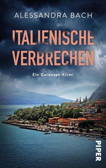 Das Buchcover zeigt eine malerische Küstenlandschaft am Gardasee, umgeben von bewaldeten Hügeln und dramatischen Wolken. Im Vordergrund ist ein Teil eines charmanten Ortes mit bunten Gebäuden und einem glitzernden Wasser zu sehen. Der Titel „Italienische Verbrechen“ in auffälligem, roséfarbenem Schriftzug ist prominent platziert, gefolgt von der Unterzeile „Ein Gardasee-Krimi“. Der Autorennamen „Alessandra Bach“ befindet sich am oberen Rand des Covers. Die Gesamtatmosphäre wirkt geheimnisvoll und einladend.