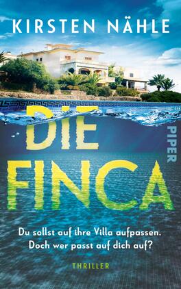 Die Finca Das Buchcover zeigt eine luxuriöse Villa, umgeben von Palmen und blauem Wasser, das einen Pool darstellt. Der obere Teil des Covers ist hell und sonnig, während der untere Teil durch Wasser und Reflexionen akzentuiert wird. In der Mitte steht der Titel „DIE FINCA“ in großen, gelben und türkisfarbenen Buchstaben. Darunter befindet sich der Untertitel „Du sollst auf ihre Villa aufpassen. Doch wer passt auf dich auf?“ in Weiß. Der Name der Autorin, Kirsten Nähle, ist oben platziert. Die Farbgebung vermittelt eine spannungsgeladene, sommerliche Atmosphäre.