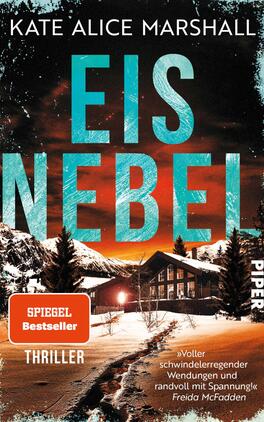 Eisnebel Das Buchcover zeigt eine winterliche Landschaft mit schneebedeckten Bergen und einem dunkelbraunen Holzhaus, das von Tannenbäumen umgeben ist. Der Himmel ist in warmen Orangetönen gestaltet, die in ein tiefes Blau übergehen. Der Titel „EISNEBEL“ ist in großen, hellblauen Buchstaben platziert und wird von einem grauen Schatten umrahmt. Unter dem Titel steht in kleinerer Schrift „Thriller“, gefolgt vom Autorinnennamen Kate Alice Marshall und dem Verlagsnamen „Piper“. Die Atmosphäre vermittelt Spannung und Geheimnis.