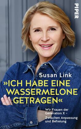 „Ich habe eine Wassermelone getragen“ Das Buchcover zeigt ein Porträt der Autorin Susan Link, frontal lächelnd in einem blauen Jeanshemd vor einem verschwommenen graublauen Hintergrund. Der Titel erscheint groß in kräftigem gelben Großbuchstaben: „Ich habe eine Wassermelone getragen“. Den Autorennamen Susan Link und den Untertitel „Wir Frauen der Generation X – Zwischen Anpassung und Befreiung“ zeigt weiße, schlichte Typografie. Die Gestaltung wirkt nahbar, aufgeräumt und freundlich.
