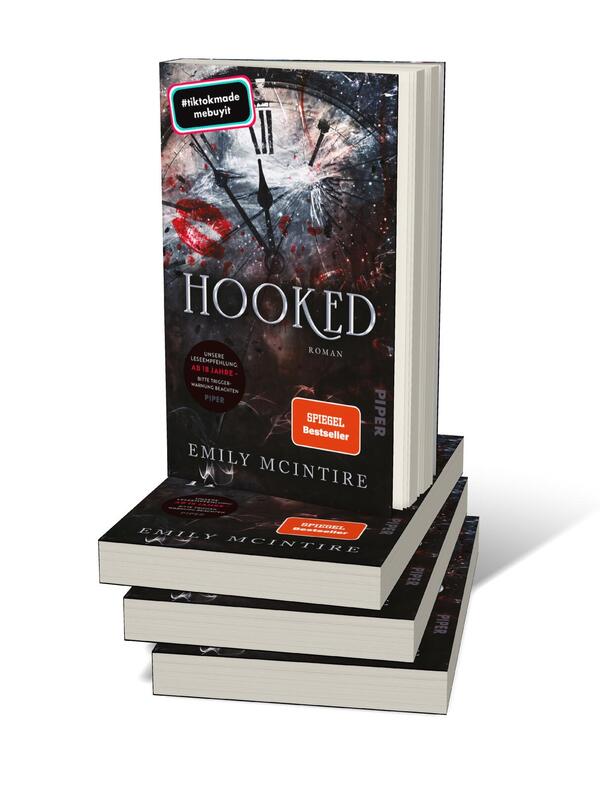 Bücherstapel des Buches „Hooked“