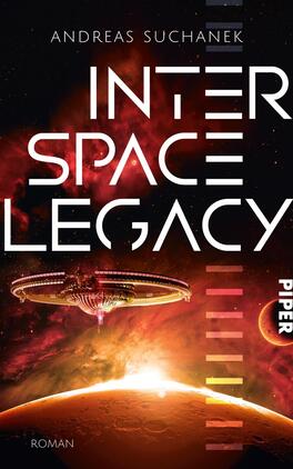 Interspace Legacy Das Buchcover zeigt einen futuristischen Weltraumhintergrund in tiefen Rot- und Orangetönen, die eine dramatische Atmosphäre erzeugen. Im Vordergrund schwebt eine stilisierte Raumstation über einem Planeten. Der Titel „INTERSPACE LEGACY“ ist in großen, weißen Buchstaben platziert, wobei die Buchstaben teilweise durch vertikale Linien unterbrochen sind. Oben steht der Autorenname „Andreas Suchanek“ in einer schlichten Schriftart. Unten rechts ist das Verlagslogo „PIPER“ zu sehen, daneben das Wort „Roman“.