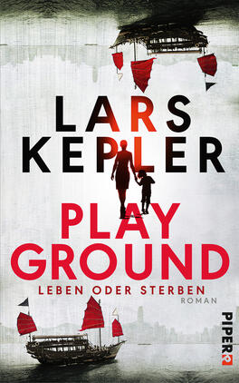Playground – Leben oder Sterben Das Buchcover zeigt eine düstere, monochrome Landschaft mit einer Silhouette von zwei Personen, einem Erwachsenen und einem Kind, die Hand in Hand gehen. Im Hintergrund sind stilisierte Boote und rote Segel sichtbar, die einen Hauch von Spannung vermitteln. Der Titel „PLAYGROUND“ erscheint in großen, auffälligen roten Buchstaben, während der Autorenname „LARS KEPLER“ in schwarzer Schrift darüber gesetzt ist. Darunter steht der Untertitel „Leben oder Sterben“ und das Wort „Roman“ ist ebenfalls sichtbar.