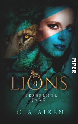 Lions – Fesselnde Jagd Das Buchcover zeigt eine dynamische, geteilte Darstellung mit einem Löwenkopf auf der linken Seite und dem Gesicht einer Frau auf der rechten Seite. Die Farben wechseln von warmen Goldtönen beim Löwen zu kühlen Blautönen bei der Frau. Der Titel „LIONS“ ist prominent in goldener Schrift im oberen Bereich platziert, während der Untertitel „Fesselnde Jagd“ in Weiß darunter steht. Der Name der Autorin, G. A. Aiken, befindet sich am unteren Rand. Die Schriftarten variieren und verleihen dem Cover eine moderne, dramatische Atmosphäre.