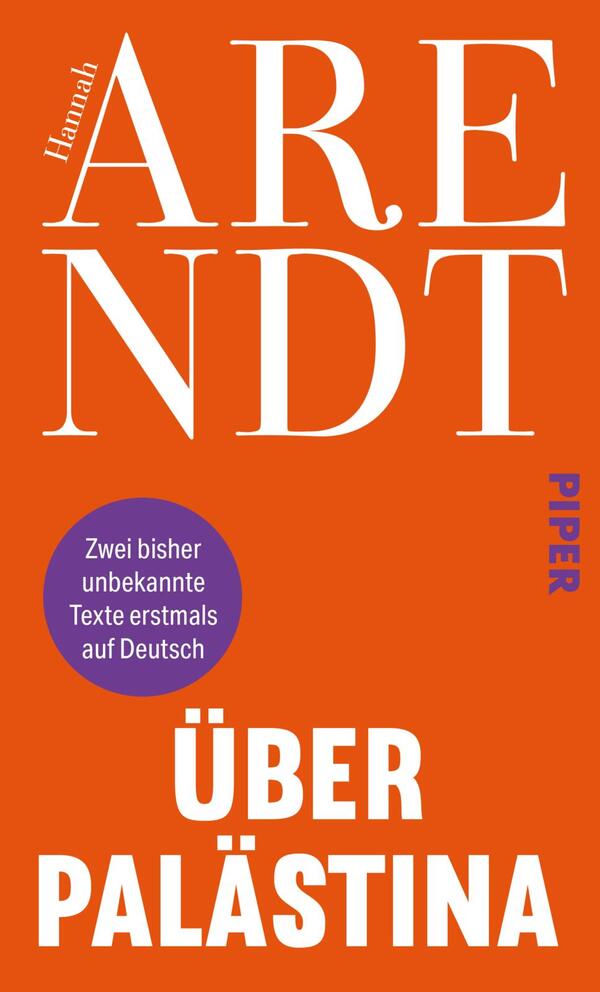 Das Buchcover zeigt einen kräftigen orangefarbenen Hintergrund. In der oberen linken Ecke befindet sich der Name „Hannah Arendt“ in weißer, markanter Schrift. Der Titel „Über Palästina“ steht in großen, weißen Buchstaben zentral auf dem Cover. Darunter ist ein blauer Kreis mit dem Text „Zwei bisher unbekannte Texte erstmals auf Deutsch“ in weißer Schrift. Die gesamte Gestaltung strahlt eine moderne und klare Atmosphäre aus.