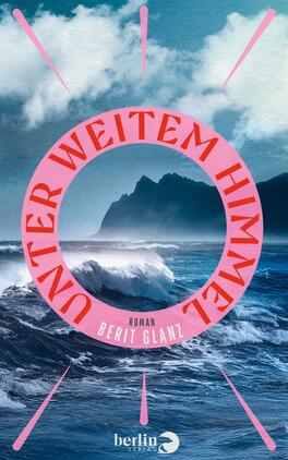Unter weitem Himmel Das Buchcover zeigt einen farbenfrohen, künstlerischen Entwurf mit einem zentralen Bild von stürmischer See und dramatischen Wolken im Hintergrund. In einem großen, runden Element ist der Titel „UNTER WEITEM HIMMEL“ in auffälliger roter Typografie platziert, während der Autorennamen „BERIT GLANZ“ darunter in kleinerer Schrift erscheint. Die Farbpalette umfasst Blau- und Grautöne, die die Bewegung des Wassers betonen und eine dynamische, emotionale Atmosphäre schaffen.