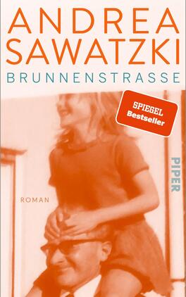 Brunnenstraße Das Buchcover zeigt eine orangefarbene Farbgestaltung mit einem nostalgischen, verträumten Charakter. Im Vordergrund ist ein Motiv von einem Mann mit einer Brille, der ein Mädchen auf seinen Schultern trägt. Die Typografie ist klar und modern: „ANDREA SAWATZKI“ steht oben in großen Buchstaben, gefolgt von „BRUNNENSTRASSE“ in einer schmaleren Schrift. Am oberen rechten Rand befindet sich ein rotes Aufkleber-Label mit der Aufschrift „SPIEGEL Bestseller“. Unten ist das Wort „ROMAN“ in kleinerer Schrift und das Verlagssymbol „PIPER“ in blauer Farbe platziert.