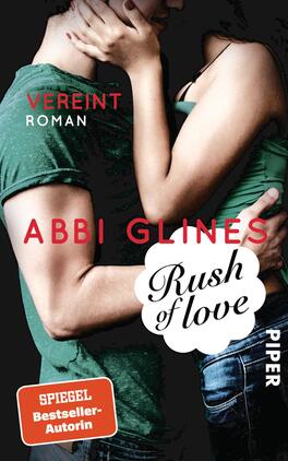 Rush of Love – Vereint Das Buchcover zeigt ein eng umschlungenes Paar, das sich in einer zärtlichen Pose darbietet. Die Person in grüner Kleidung hält die andere in einem weißen Oberteil nahe. Dominierende Farben sind Schwarz, Grün und Weiß, was eine romantische Atmosphäre schafft. Der Titel „Rush of love“ steht in einer geschwungenen Schriftart vor einem weißen Hintergrund, während der Name der Autorin Abbi Glines in Klartext darüber platziert ist. Unten links befindet sich der Hinweis „SPIEGEL Bestseller-Autorin“.