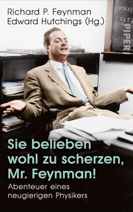 Sie belieben wohl zu scherzen, Mr. Feynman! Das Buchcover zeigt einen lächelnden Richard P. Feynman in einem hellen Anzug, der entspannt an einem Tisch sitzt. Sein Gesichtsausdruck strahlt Freude und Unbeschwertheit aus. Die Farbgestaltung ist überwiegend in sanften Tönen gehalten, mit einem hellen Hintergrund und einem dunklen Schriftzug. Der Titel „Sie belieben wohl zu scherzen, Mr. Feynman!“ steht prominent in einer modernen Schriftart, gefolgt vom Untertitel „Abenteuer eines neugierigen Physikers“. Oben sind die Namen der Herausgeber Richard P. Feynman und Edward Hutchings vermerkt.