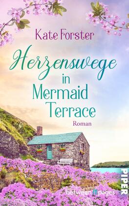 Herzenswege in Mermaid Terrace Das Buchcover zeigt eine idyllische Landschaft mit einem kleinen, gemauerten Haus in der Mitte. Um das Haus wächst üppiges, lila blühendes Pflanzenleben. Der Himmel ist in sanften Pastelltönen gehalten, die eine friedliche Atmosphäre schaffen. Der Titel „Herzenswege in Mermaid Terrace“ ist in geschwungener Schrift in einem kräftigen Türkisfarbenen gehalten, während der Autorennamen „Kate Foster“ darüber in einer verspielten Schriftart in Lila erscheint. Der Zusatz „Roman“ ist in einer zurückhaltenden Schriftgröße unter dem Titel platziert.