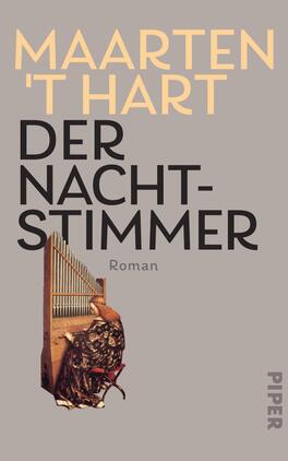 Der Nachtstimmer Das Buchcover zeigt eine minimalistische Farbgebung in Grautönen, dominiert von einem hellen grauen Hintergrund. Oben steht der Name des Autors „MAARTEN 'T HART“ in großer, gelber Schrift. Darunter ist der Titel „DER NACHTSTIMMER“ in kräftiger, schwarzer Typografie zu sehen, gefolgt von dem Wort „Roman“ in kleinerer Schrift. Auf der linken Seite des Covers befindet sich eine Abbildung eines Mannes, der an einer Orgel sitzt. Die Atmosphäre ist ernst und reflektierend.