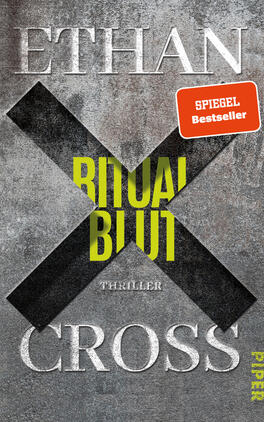 Ritualblut Das Buchcover zeigt eine graue, strukturiert wirkende Oberfläche. In der oberen Hälfte steht der Name „Ethan Cross“ in großen, weißen Lettern. Das zentrale Element des Covers ist der Titel „RITUALBLUT“, der in leuchtendem Gelb vor einem schwarzen X platziert ist. Darunter steht das Wort „Thriller“ in kleinerer Schrift. In der unteren Ecke befindet sich der Verlagsname „Piper“ in schmalen, weißen Buchstaben. Die Farbgestaltung vermittelt eine düstere, spannende Atmosphäre.
