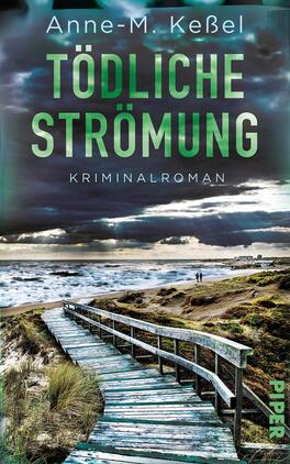 Tödliche Strömung Das Buchcover zeigt eine dramatische Küstenlandschaft unter einem bewölkten Himmel. Im Vordergrund verläuft ein gewundener Holzsteg über einen Dünenbereich, der zum Meer führt. Die Farben sind in kühlen Grautönen und sanften Grüntönen gehalten, was eine düstere Stimmung erzeugt. Der Titel „Tödliche Strömung“ ist in großen, auffälligen Buchstaben in grünlicher Schrift platziert, während darunter „Kriminalroman“ in einer kleineren, schlichten Schrift erscheint. Der Name der Autorin, Anne-M. Keßel, befindet sich oben auf dem Cover.