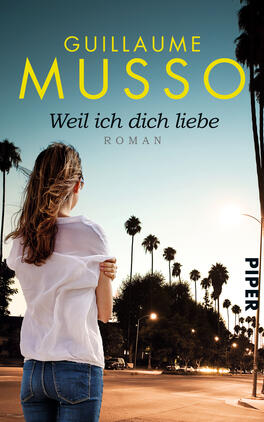 Weil ich dich liebe Das Buchcover zeigt eine Frau, die von hinten in einem weißen Oberteil und blauen Jeans steht, während sie auf eine Straße mit Palmen blickt. Der Himmel ist in warmen Gelbtönen und sanften Blau nuanciert, was eine beruhigende Abendstimmung vermittelt. Über ihr steht in großen, gelben Buchstaben „GUILLAUME MUSSO“. Der Titel „Weil ich dich liebe“ ist in dunklerer Schrift darüber platziert, gefolgt von dem Wort „ROMAN“. Unten rechts ist das Logo des Verlags „PIPER“ sichtbar.