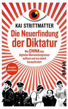 Die Neuerfindung der Diktatur Das Buchcover zeigt eine kraftvolle grafische Komposition mit rot-weißen Strahlen, die von der Mitte nach außen strahlen. Im oberen Bereich prangt ein stilisiertes rotes Auge mit einer schwarz-gelben Umrandung. Der Titel „Die Neuerfindung der Diktatur“ von Kai Strittmatter ist in großen, weißen Buchstaben mit roten Akzenten gestaltet. Darunter befindet sich der Untertitel „Wie CHINA den digitalen Überwachungsstaat aufbaut und uns damit herausfordert“, ebenfalls in rot. In der unteren Ecke sind stilisierte Darstellungen von verschiedenen Personen in Uniform und Zivilkleidung abgebildet. Am Fuß des Covers steht das Wort „PIPER“ in einer klaren, weißen Schrift auf rotem Hintergrund.