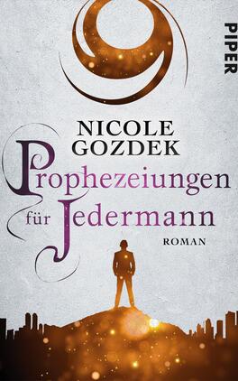 Prophezeiungen für Jedermann Das Buchcover zeigt einen grauen Hintergrund mit einer schimmernden, goldenen Lichtquelle, die eine mystische Atmosphäre schafft. In der oberen Bildhälfte befindet sich ein stilisiertes, rundes Symbol. Der Titel „Prophezeiungen für Jedermann“ ist in einer eleganten Schriftart in verschiedenen Violetttönen gehalten und wird von dem Autorennamen „Nicole Gozdek“ in schwarz ergänzt. Darunter steht „Roman“ in kleinerer Schrift. Silhouetten einer Stadt zeichnen sich am unteren Rand ab, während eine einzelne Figur in der Mitte steht.
